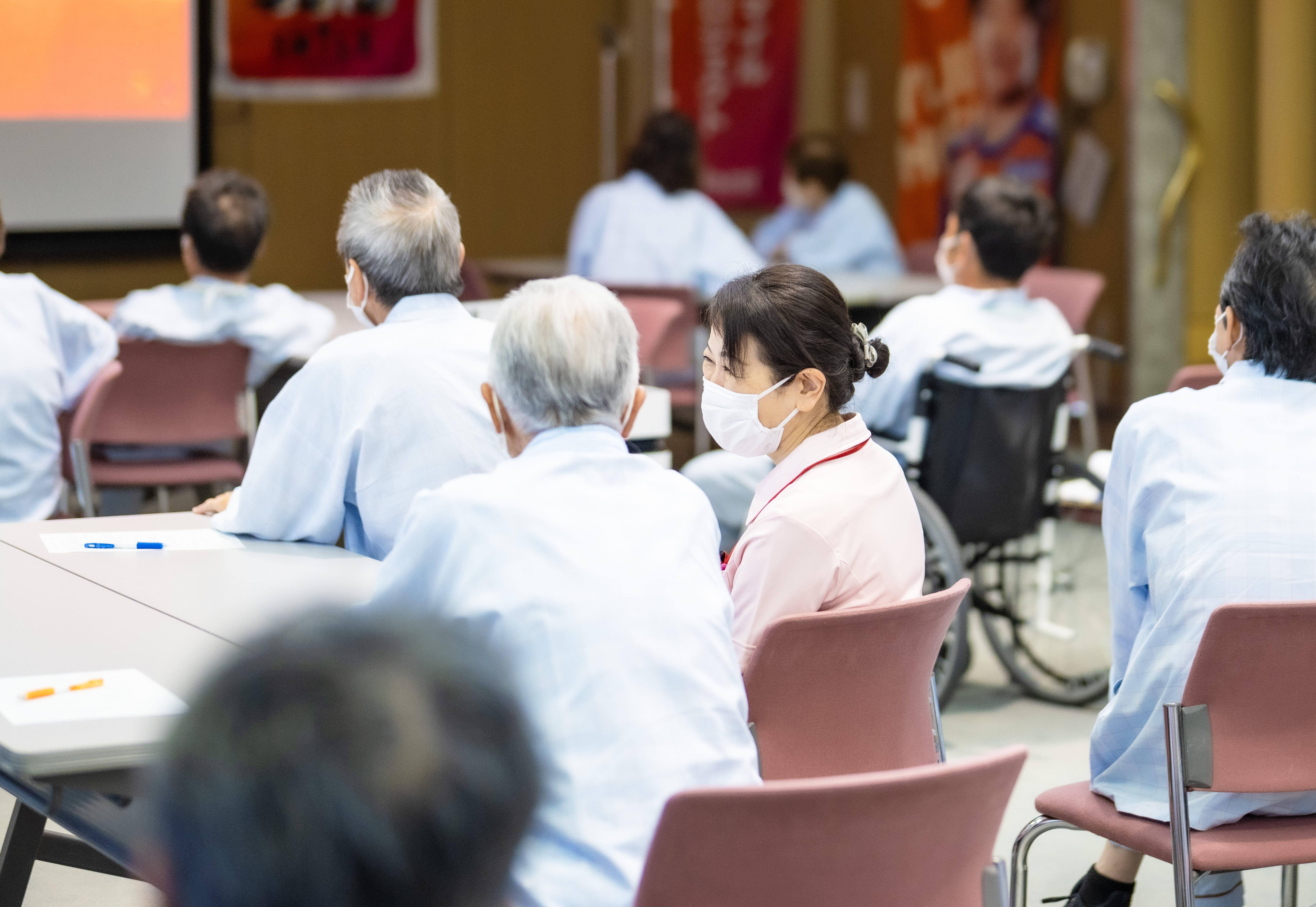 患者とコミュニケーションを図る看護師.jpg